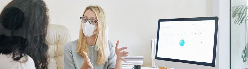 mujer presentando en una oficina frente a otra persona