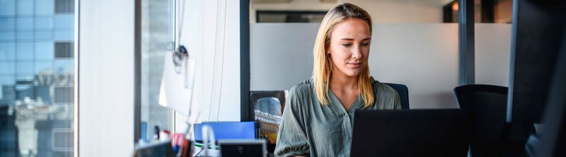 mujer trabajando con su computadora en la oficina