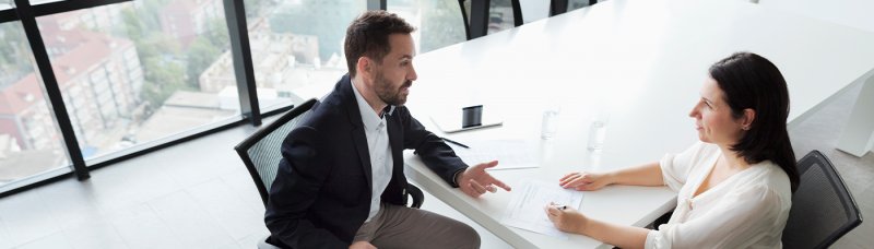 mujer y hombre charlando en una oficina