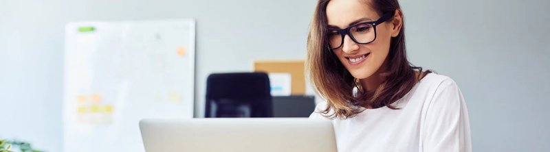 mujer trabajando con su computadora