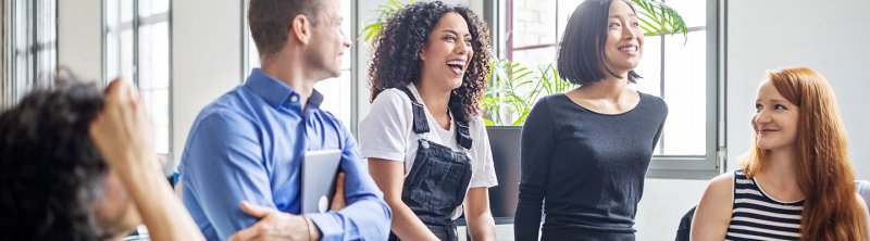 colaboradores de una empresa reunidos en la oficina