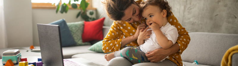 madre utilizando una aplicacion educativa con su hijo