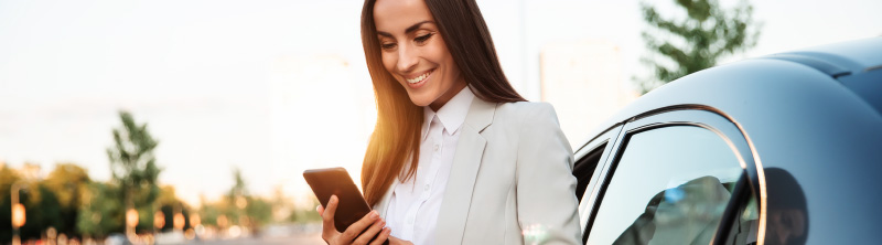 mujer utilizando su celular