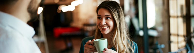 mujer joven sonriente