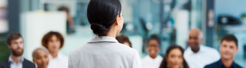 mujer liderando reunion en oficina