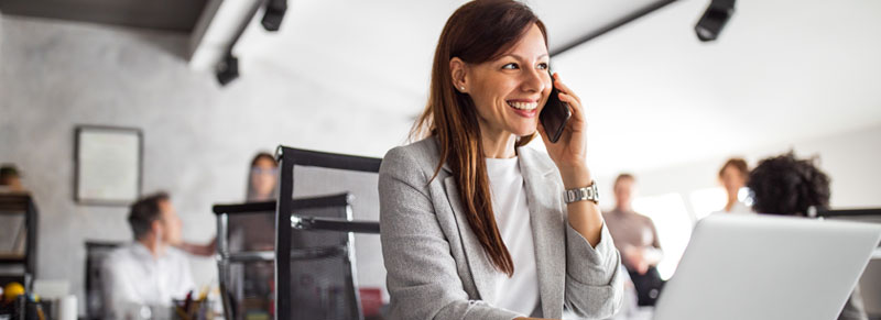 mujer hablando por telefono en la oficina