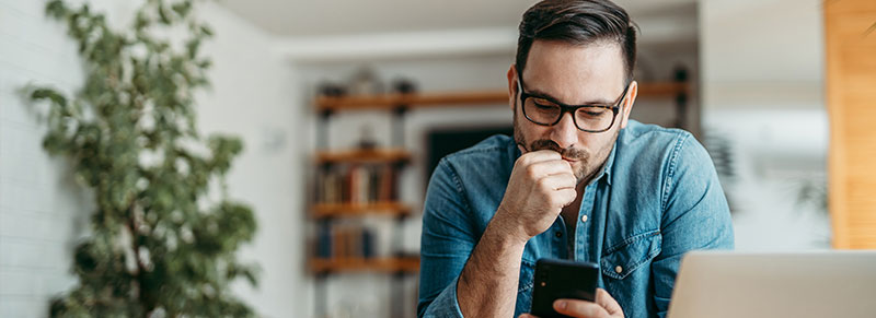 hombre leyendo algo en su celular