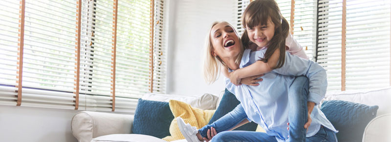 madre con su hija en hombros