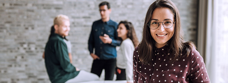 mujer joven sonriendo