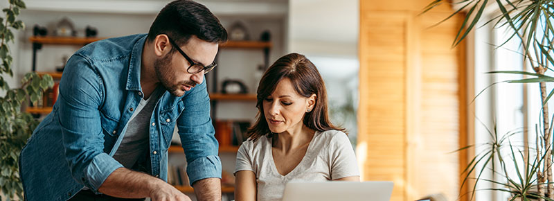 pareja concentrada frente a la computadora