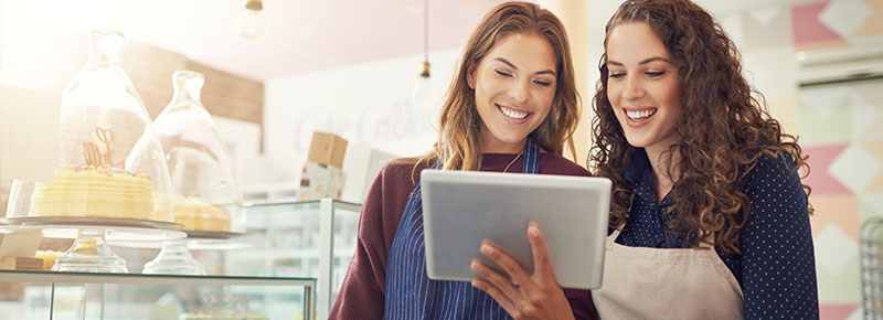 dos mujeres observando una tablet