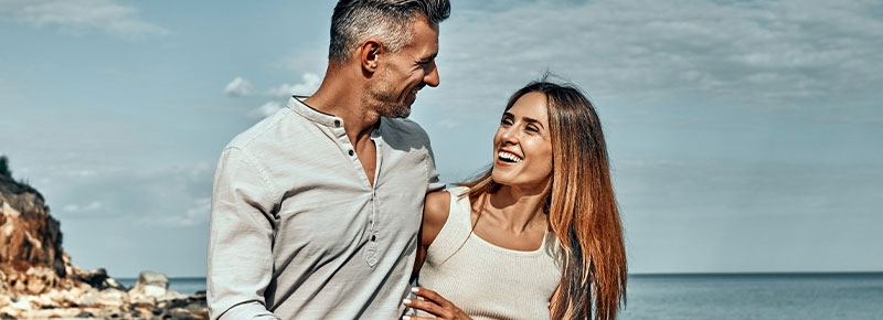 pareja feliz en la playa 