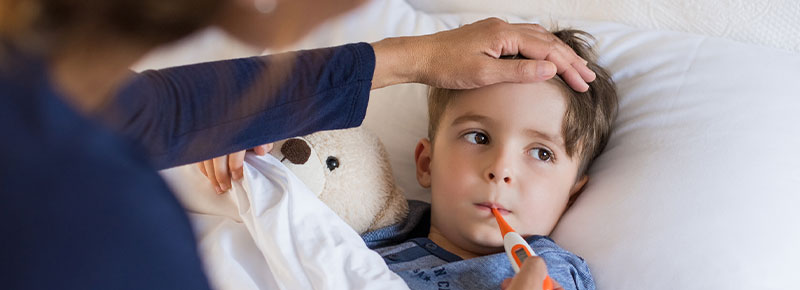 madre tomandole la temperatura a su hijo 