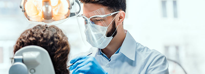 odontologo extrayendo muelas de juicio a paciente