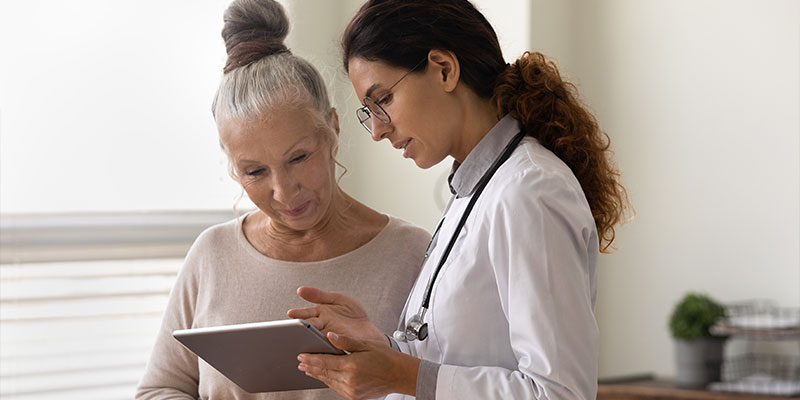 medica con paciente de edad avanzada