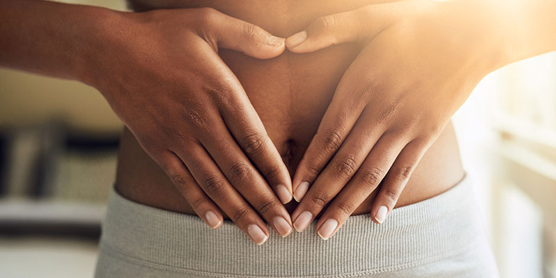 mujer tocando su abdomen