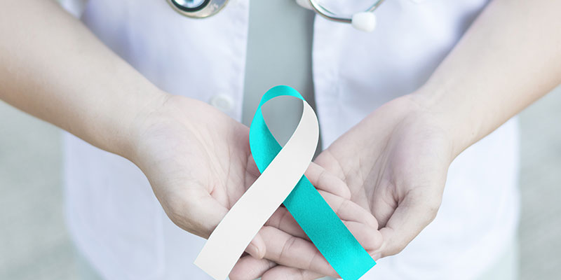 medica sosteniendo la cinta de concienciación sobre el virus del papiloma humano 