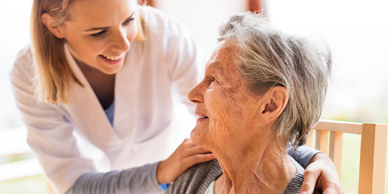 medica acompañando a paciente de edad avanzada