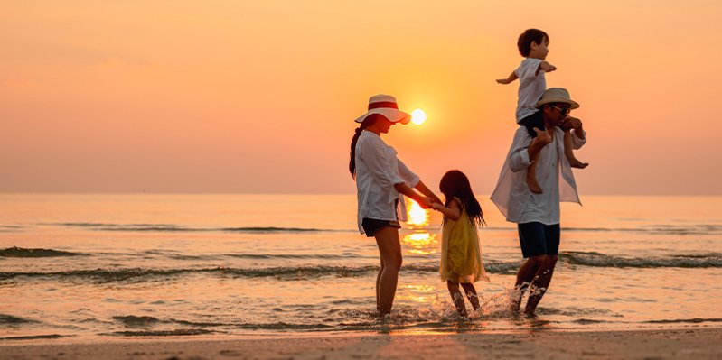 familia en una playa 