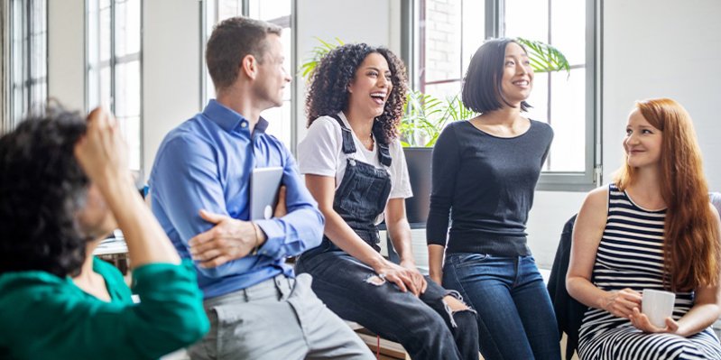 empleados reunidos en una oficina