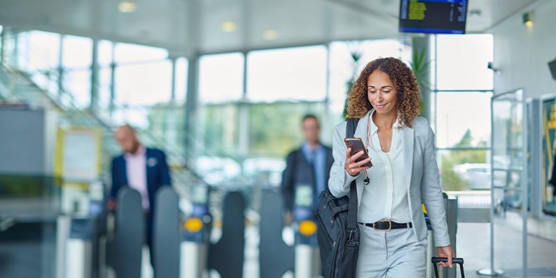 mujer caminando en el aeropuerto