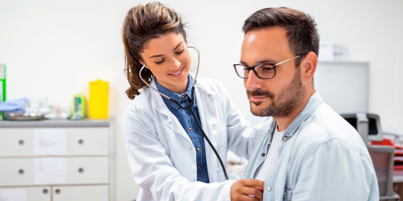 medica evaluando la salud cardiovascular de un paciente