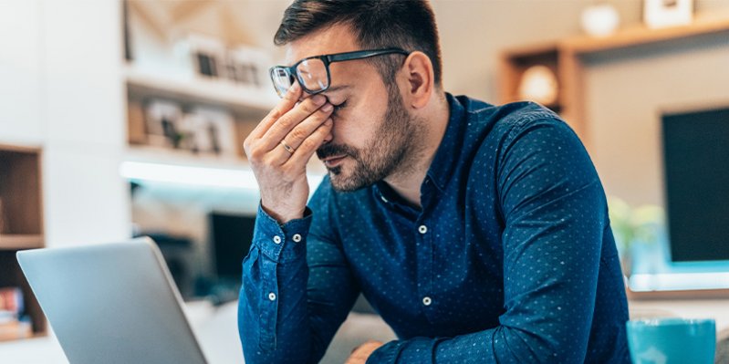 hombre en la oficina, evidenciando signos de estres laboral 