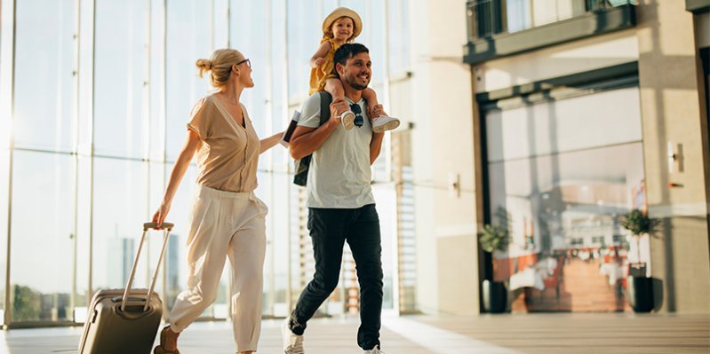 familia caminando en aeropuerto