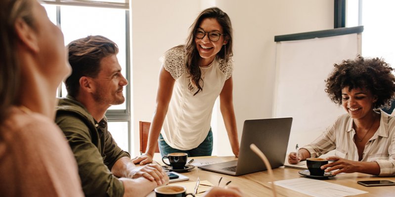 colaboradores de una empresa conversando