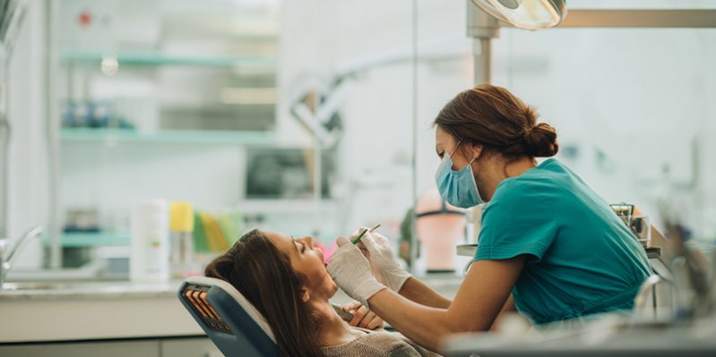 Odontologa realizando revision a paciente
