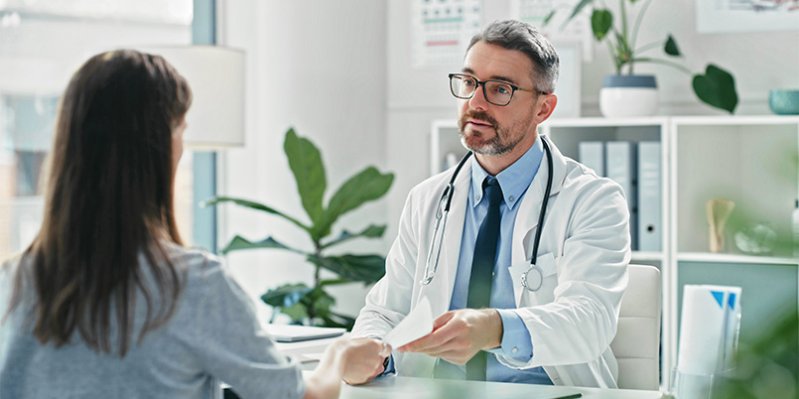 medico dando una licencia medica a paciente