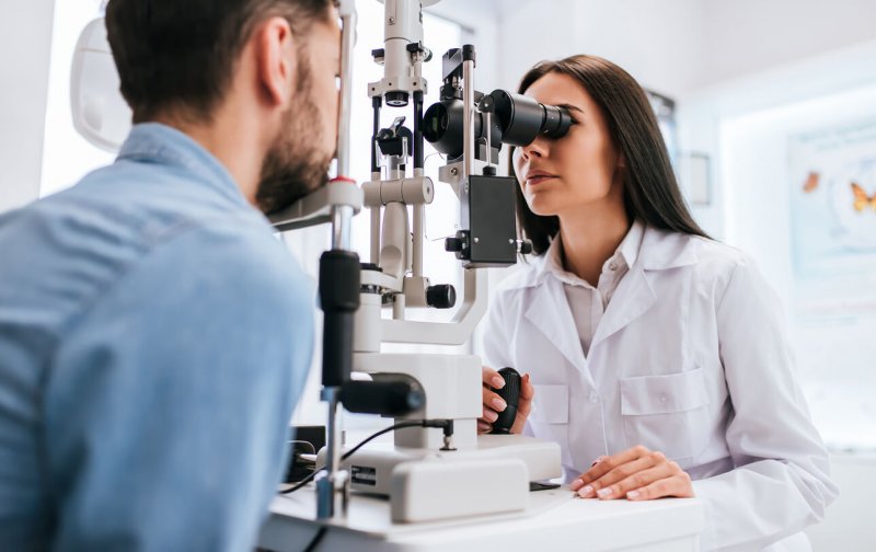 médico y paciente durante una consulta oftalmológica