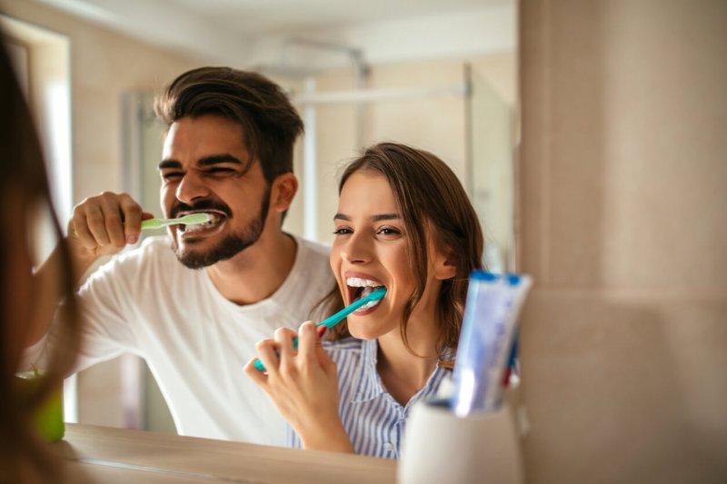 pareja cepillándose los dientes