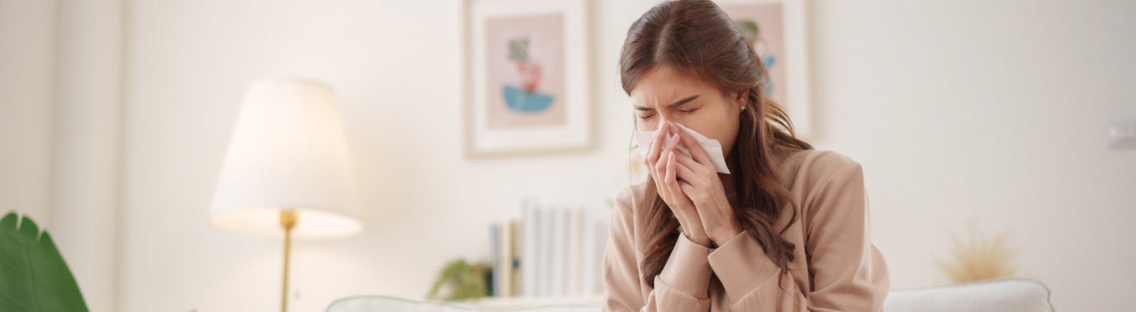 mujer enferma con un virus respiratorio