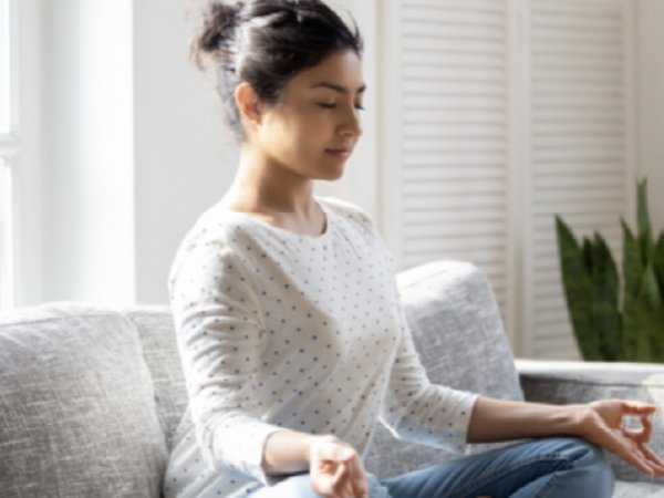 Mujer meditando