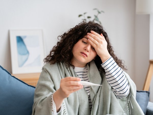 Mujer resfriada por cambio de temperatura