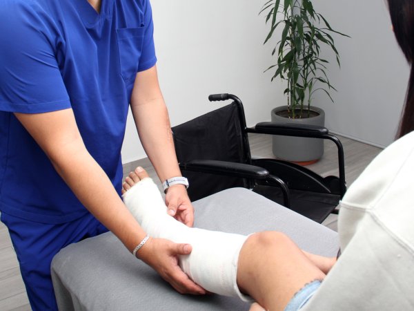 paciente con yeso tratada por medico