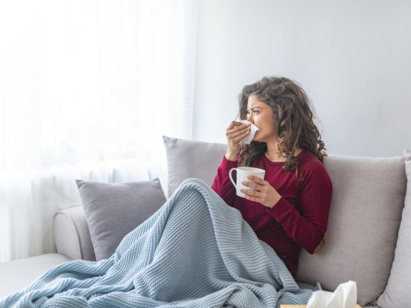mujer resfriada por cambio de temperatura