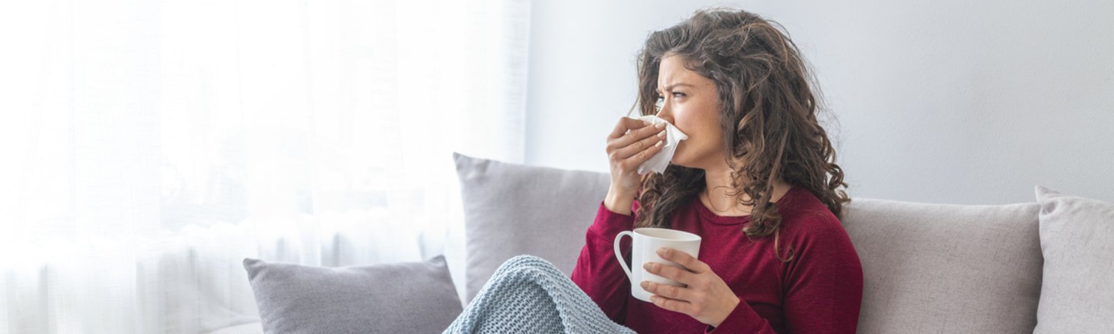 mujer resfriada por cambio de temperatura