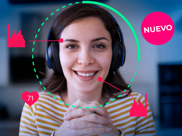 Mujer y niño en videollamada con un médico