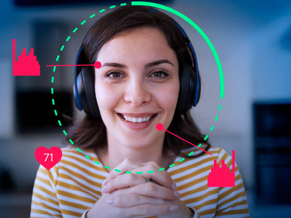 Mujer y niño en videollamada con un médico