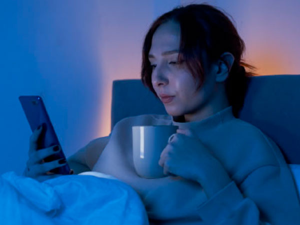 Mujer y niño en videollamada con un médico